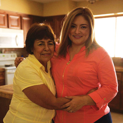 Corina Villalobos junto a su hija Ruby Rendon